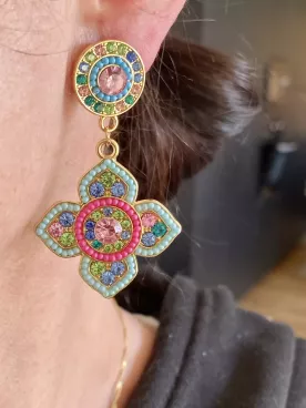 Boucles d’oreilles croix XXL serties – Élégance colorée et éclat raffiné