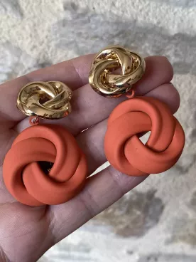 Boucles d’oreilles nœud XXL doré et terracotta – Bijou moderne et audacieux
