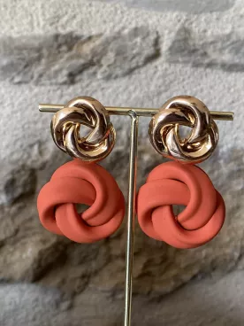Boucles d’oreilles nœud XXL doré et terracotta – Bijou moderne et audacieux