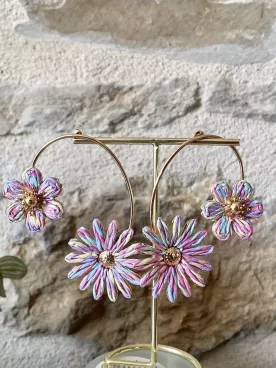 Boucles d’oreilles créoles fleurs XXL multicolores – Bijou bohème et lumineux