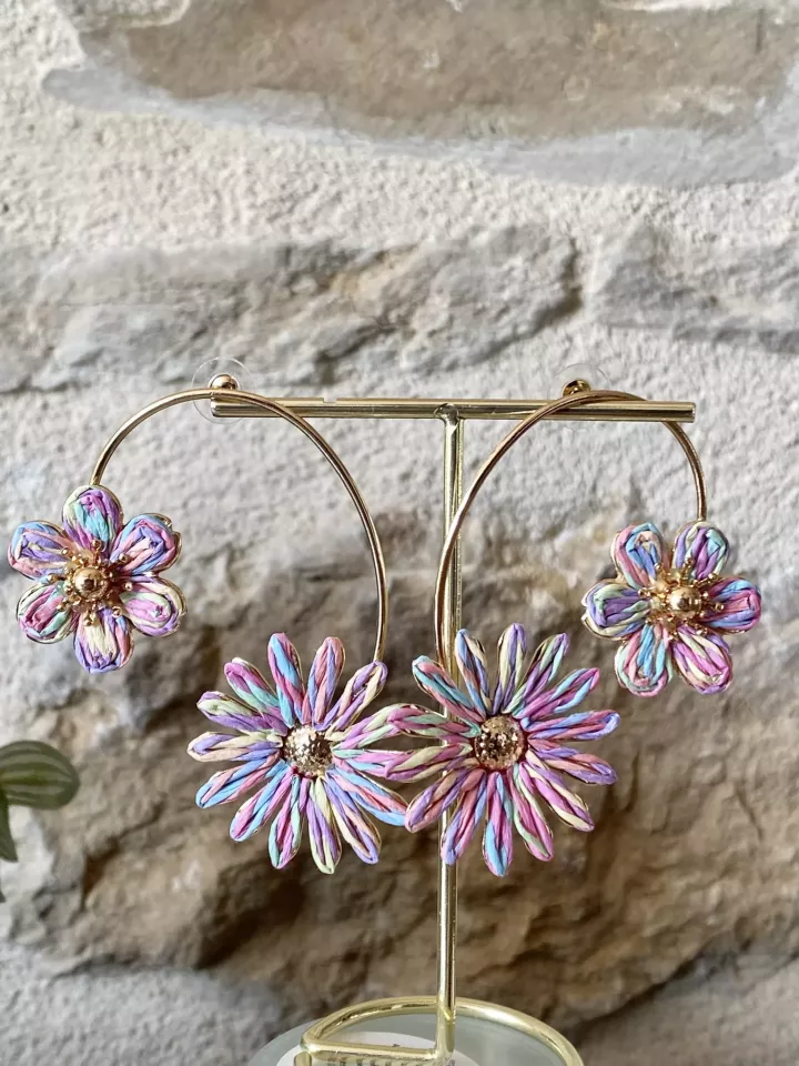 Boucles d’oreilles créoles fleurs XXL multicolores – Bijou bohème et lumineux