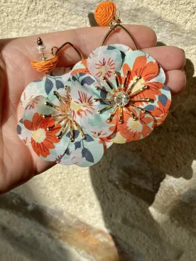 Boucles d’oreilles fleurs tissu XXL – Bijou coloré et estival