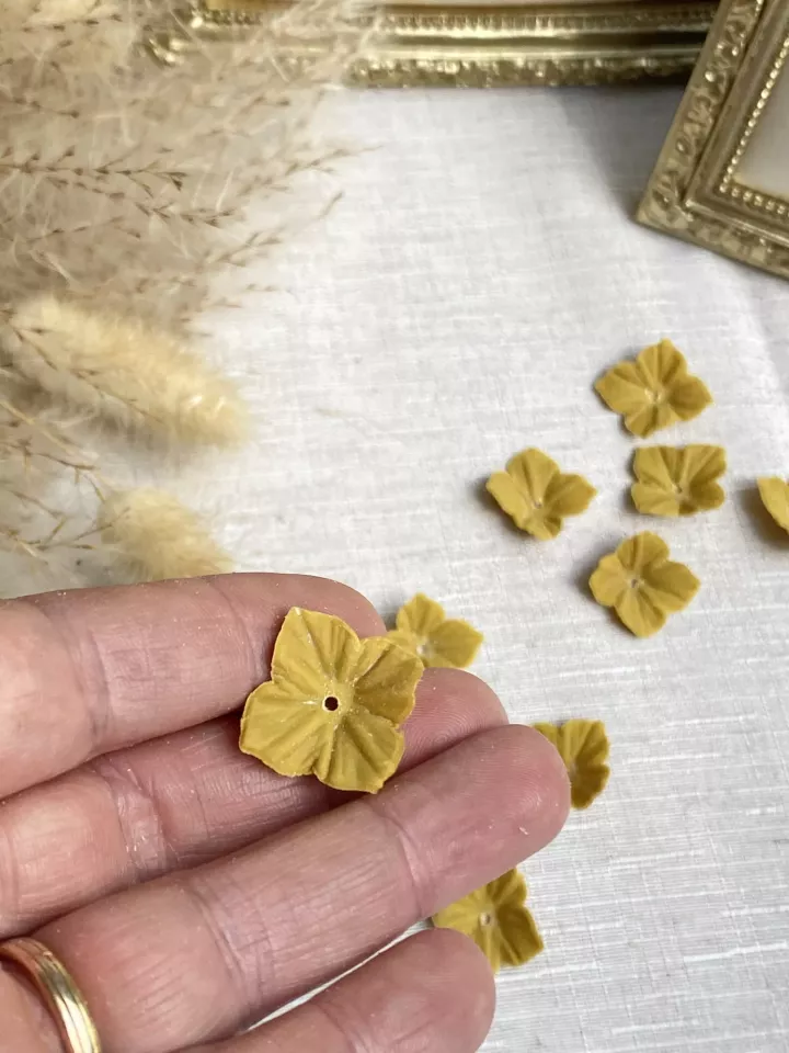 Lot de 10 fleurs d’hortensia safran ocre en porcelaine froide souple – Idéal DIY & loisirs créatifs