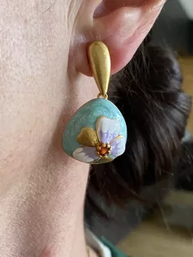 Boucles d’oreilles goutte turquoise & fleur lilas dorée – Esprit floral chic