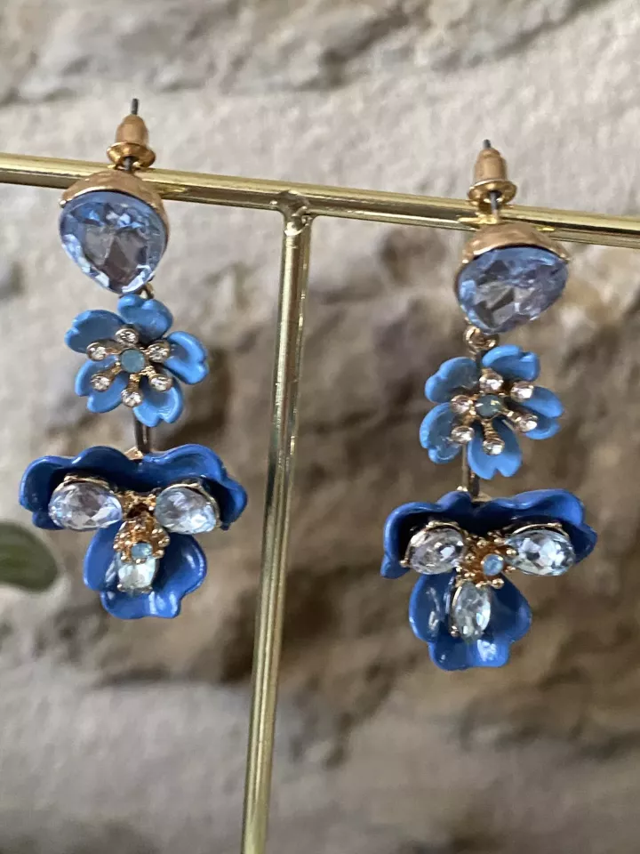 Boucles d’oreilles fleurs bleues & strass – Esprit floral chic
