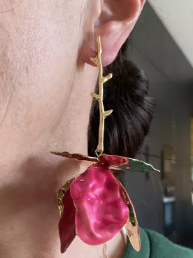 Boucle d’oreille fleur rouge & tige dorée – Bijou floral audacieux