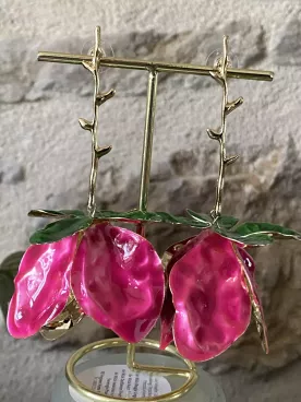 Boucle d’oreille fleur rouge & tige dorée – Bijou floral audacieux