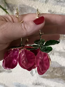 Boucle d’oreille fleur rouge & tige dorée – Bijou floral audacieux