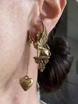 Boucle d’oreille ange doré & cœur suspendu- Love  – Bijou baroque audacieux