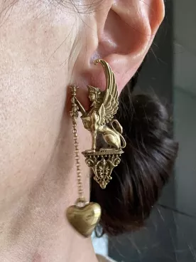 Boucle d’oreille ange doré & cœur suspendu- Love  – Bijou baroque audacieux