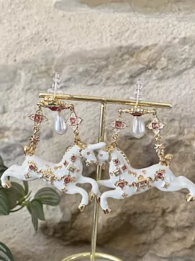 Boucle d’oreille licorne blanche pendante avec perle et cristaux – Bijou féerique chic et original