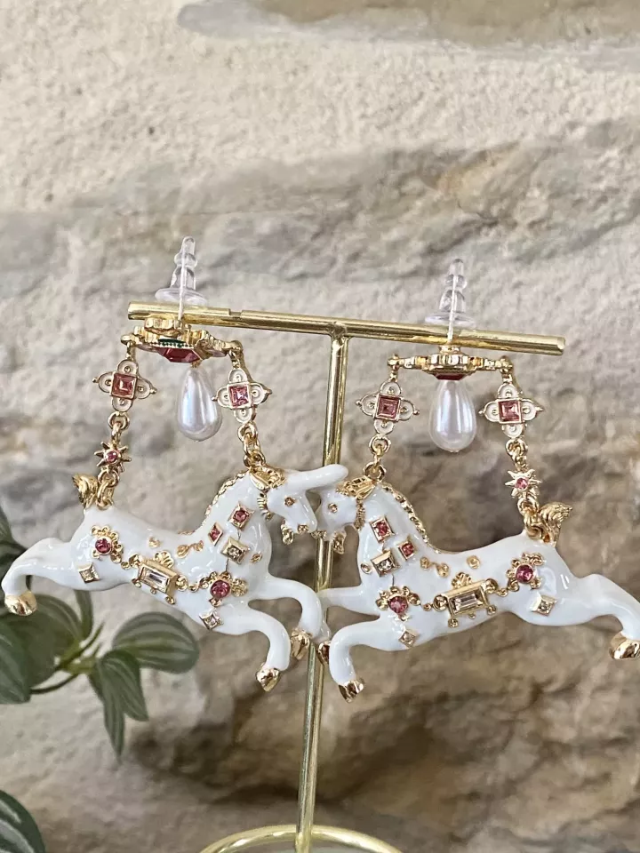 Boucle d’oreille licorne blanche pendante avec perle et cristaux – Bijou féerique chic et original
