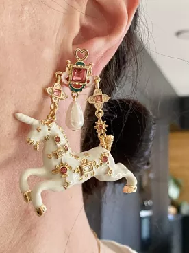 Boucle d’oreille licorne blanche pendante avec perle et cristaux – Bijou féerique chic et original