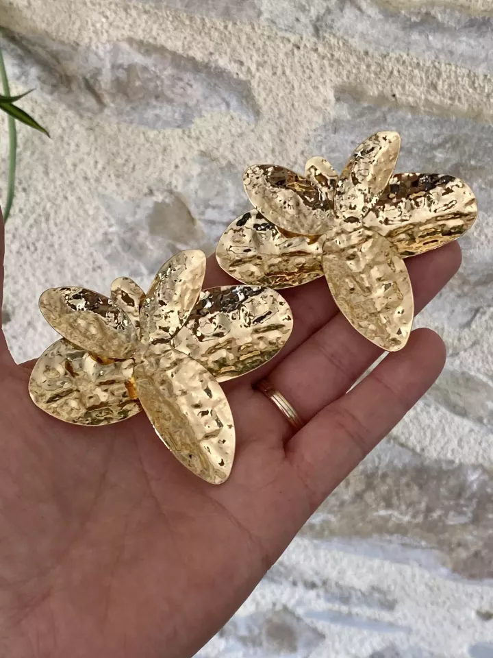 Boucles d’oreilles fleur dorée texturée  – Bijou chic, lumineux et tendance
