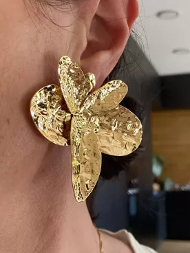 Boucles d’oreilles fleur dorée texturée  – Bijou chic, lumineux et tendance