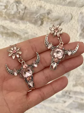Boucles d’oreilles tête de taureau pendantes avec strass roses – Bijou western chic et tendance