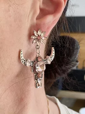 Boucles d’oreilles tête de taureau pendantes avec strass roses – Bijou western chic et tendance