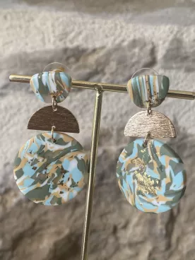 Boucles d’oreilles marbrées vert sauge & doré – Élégance naturelle