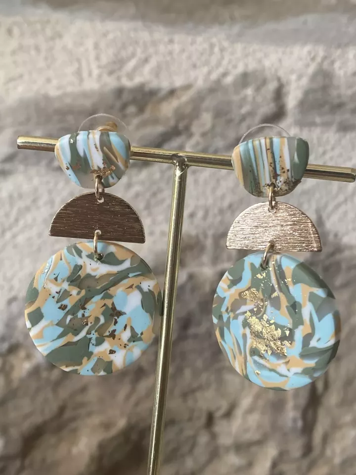 Boucles d’oreilles marbrées vert sauge & doré – Élégance naturelle