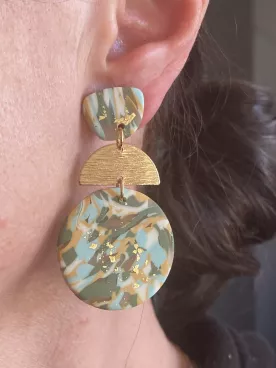 Boucles d’oreilles marbrées vert sauge & doré – Élégance naturelle