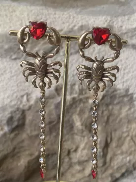 Boucles d’oreilles scorpion doré & cœur rouge – Esprit audacieux chic