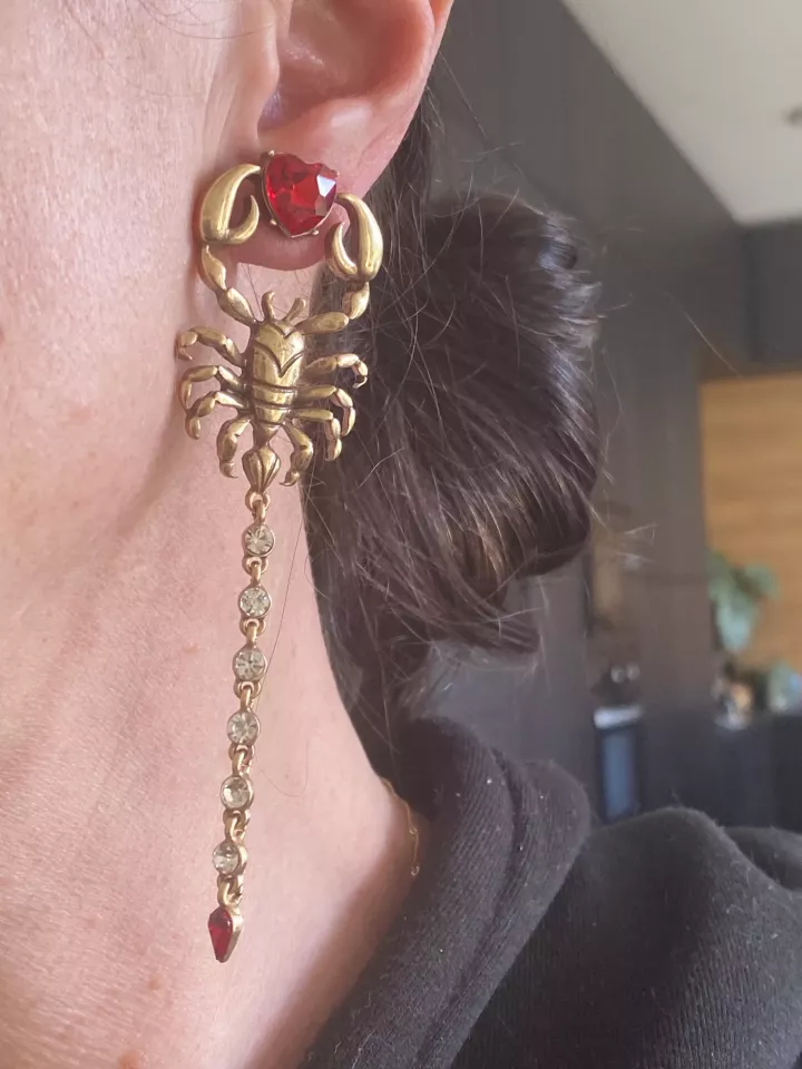 Boucles d’oreilles scorpion doré & cœur rouge – Esprit audacieux chic