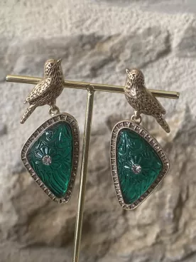 Boucles d’oreilles oiseau doré & pierre verte – Élégance bohème chic