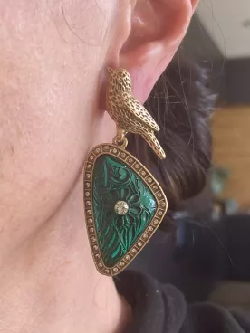 Boucles d’oreilles oiseau doré & pierre verte – Élégance bohème chic