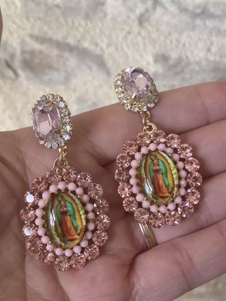 Boucles d’oreilles Vierge Guadalupe pendantes avec strass roses – Bijou spirituel chic et original
