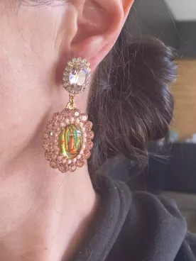 Boucles d’oreilles Vierge Guadalupe pendantes avec strass roses – Bijou spirituel chic et original