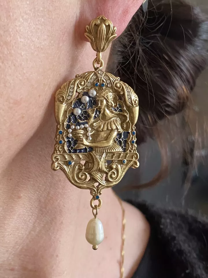 Boucles d’oreilles XXL style baroque doré – Bijou vintage avec perles et détails raffinés
