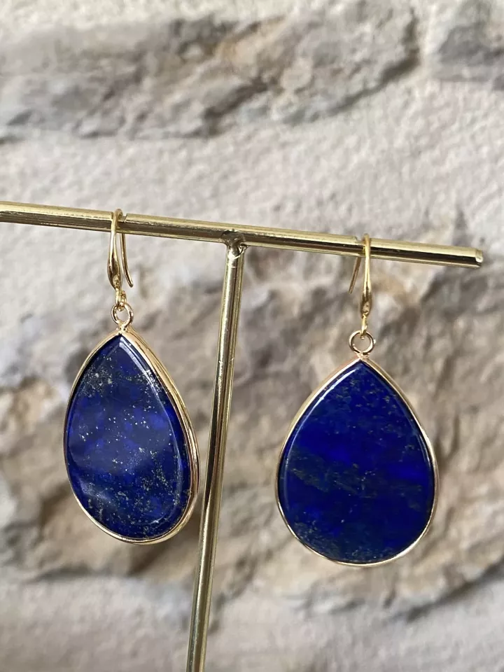 Boucles d’oreilles goutte pierre bleue et doré – Bijou élégant en lapis lazuli
