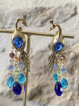 Boucles d’oreilles paon doré – Bijou coloré élégant avec cristaux pendants