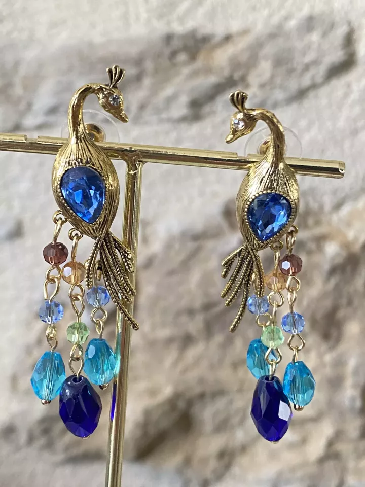 Boucles d’oreilles paon doré – Bijou coloré élégant avec cristaux pendants