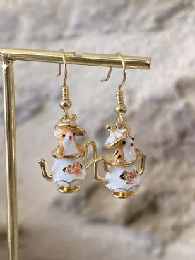Boucles d’oreilles souris dans théière – Bijou fantaisie mignon et original