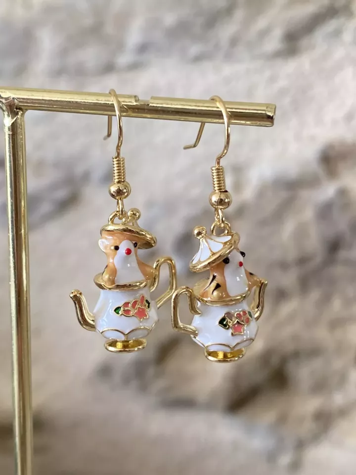 Boucles d’oreilles souris dans théière – Bijou fantaisie mignon et original