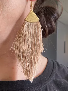 Boucles d’oreilles longues à franges – Bijou doré bohème et tendance