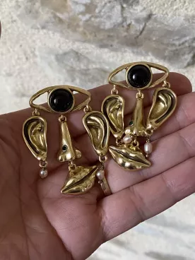 Boucles d’oreilles visage doré – bijou artistique avec perles