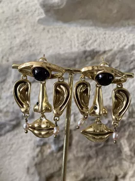 Boucles d’oreilles visage doré – bijou artistique avec perles