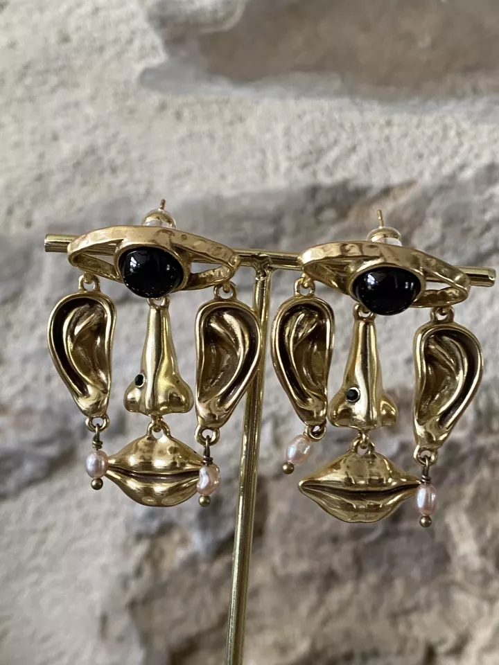 Boucles d’oreilles visage doré – bijou artistique avec perles