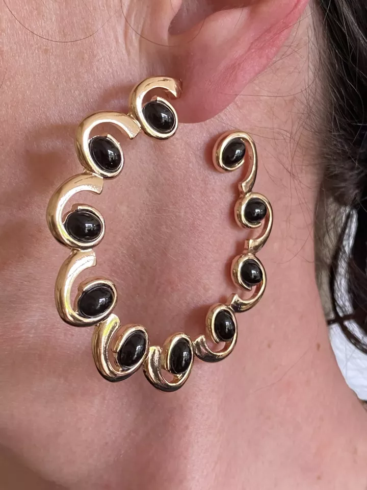 Boucles d’oreilles dorées avec pierres noires – bijou original et élégant- Créoles