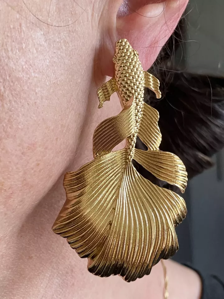 Boucles d’oreilles dorées poisson chinois XXL– bijou original et élégant