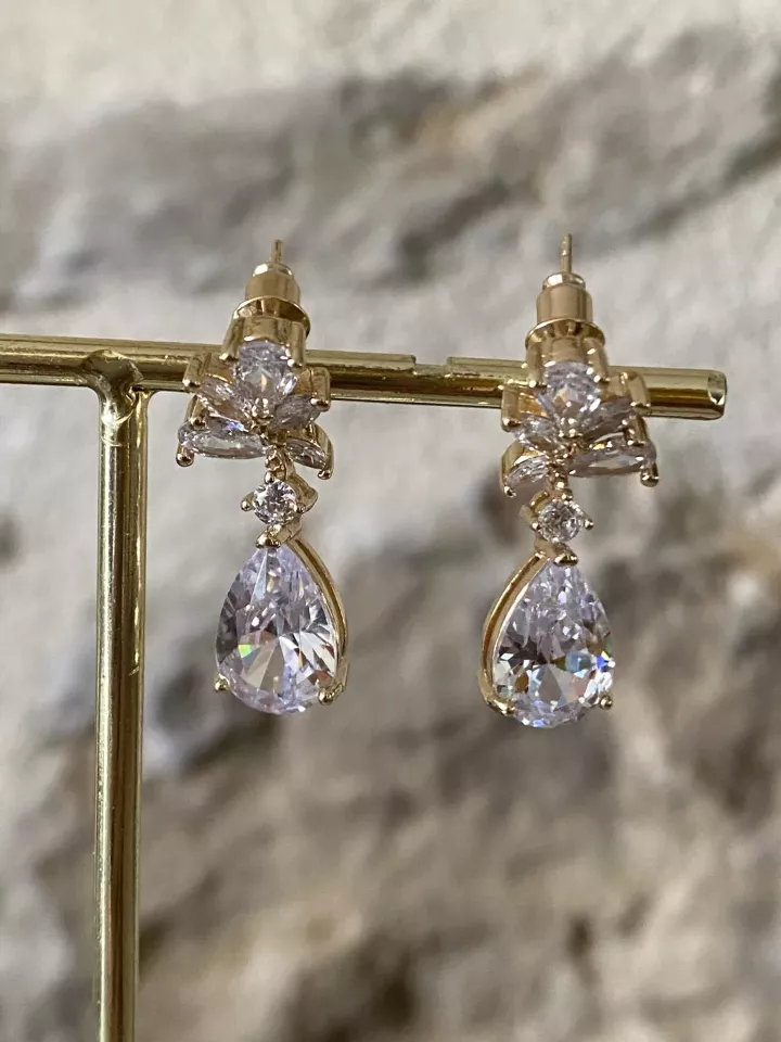Boucles d’oreilles dorées mariée  goutte avec strass – bijou élégant et lumineux