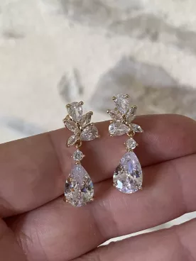 Boucles d’oreilles dorées mariée  goutte avec strass – bijou élégant et lumineux