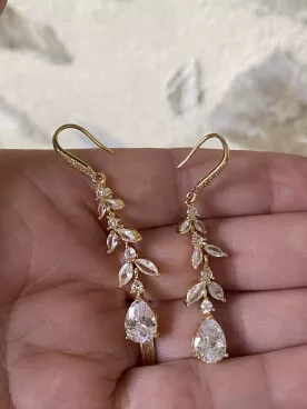 Boucles d’oreilles dorées pendantes feuilles avec strass – bijou élégant et lumineux