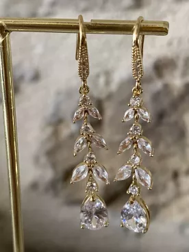 Boucles d’oreilles dorées pendantes feuilles avec strass – bijou élégant et lumineux