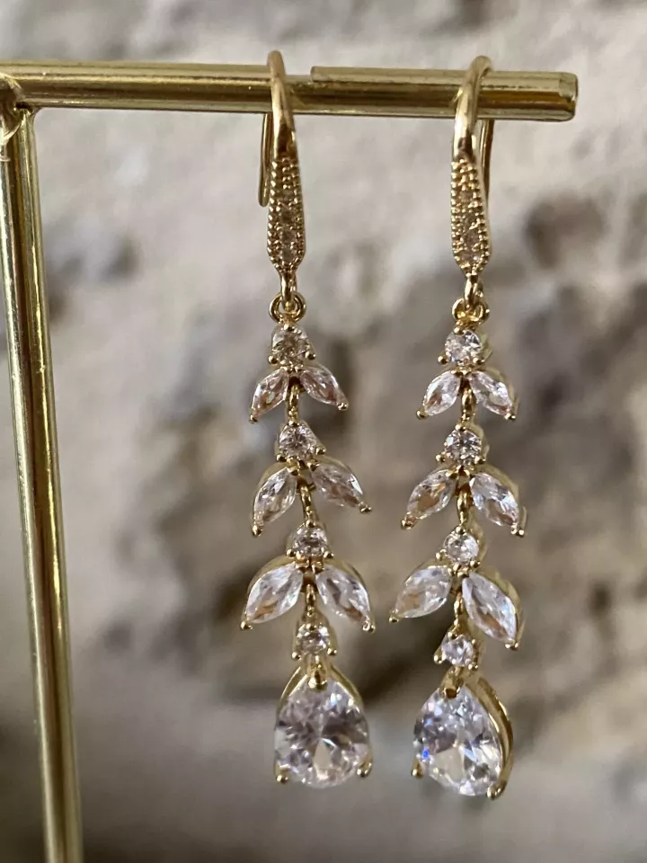 Boucles d’oreilles dorées pendantes feuilles avec strass – bijou élégant et lumineux