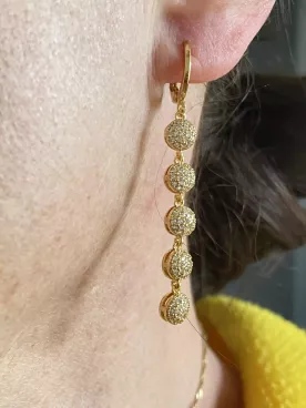 Boucles d’oreilles dorées mariée cascade de perles scintillantes – bijou lumineux