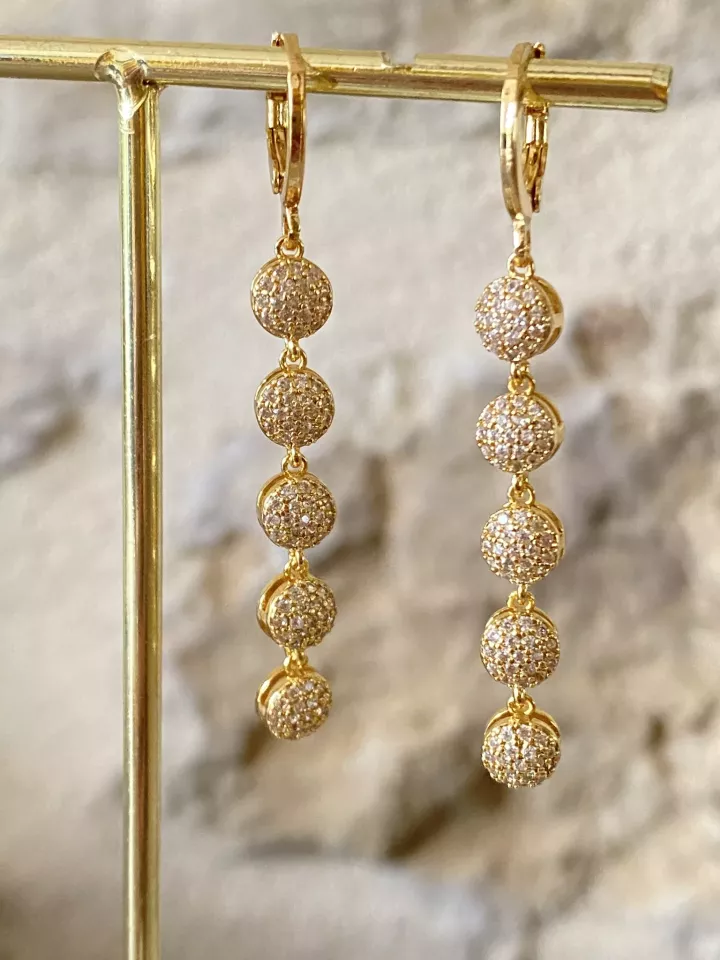 Boucles d’oreilles dorées mariée cascade de perles scintillantes – bijou lumineux