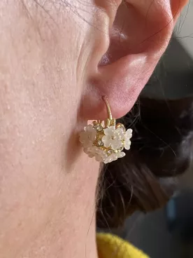 Boucles d’oreilles mariée dorées fleurs avec perles et strass – bijou délicat et lumineux